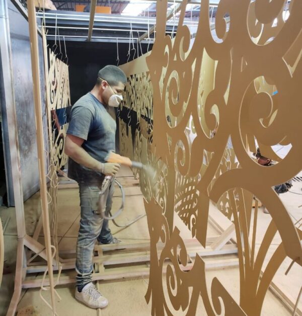 aplicación-de-pintura-electrostatica-en-piezas-metalicas