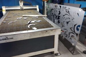 maquina-de-corte-laser-industrial-en-operacion